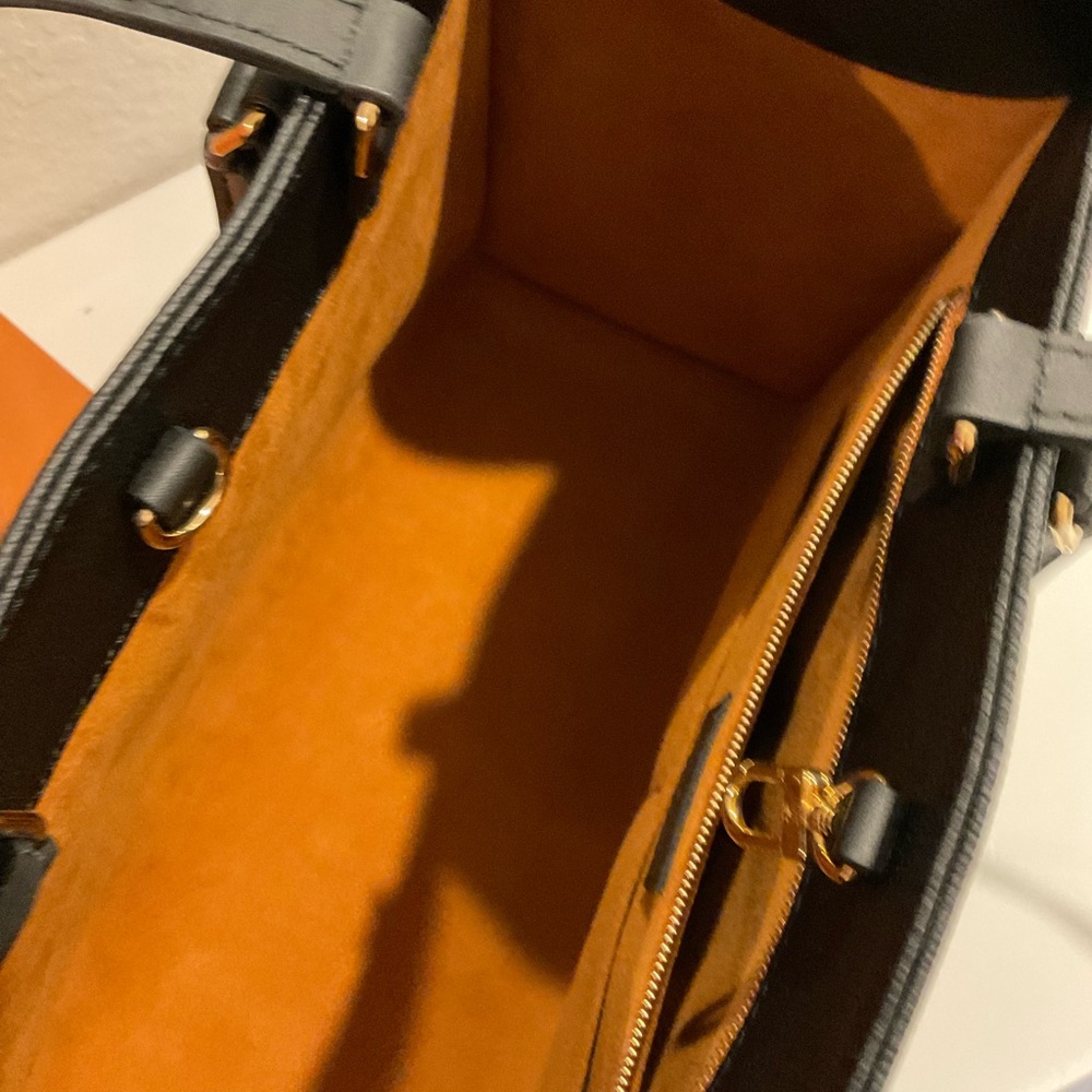 Louis Vuitton M45595
Onthego MM black handbag - Picture 10 of 12